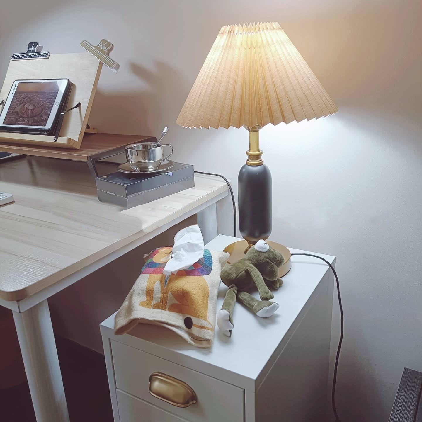 Retro Pleated Shade Column Base Table Lamp 1-Light Standing Desk Lamp